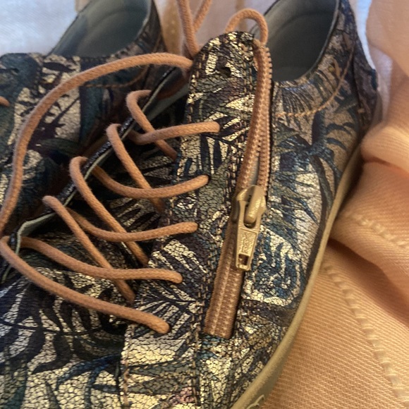 Gorgeous blue patterned shoes - Picture 2 of 3